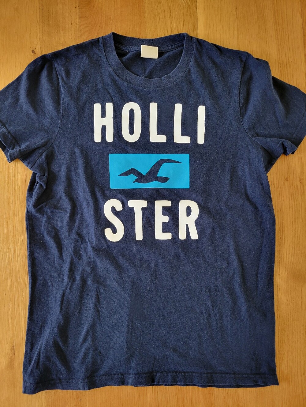 Mens size small Hollister t-shirt - see pictures and description